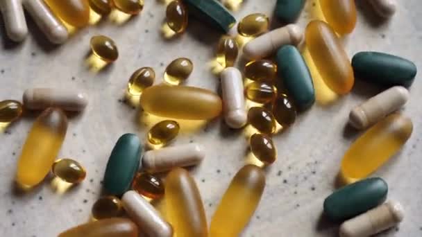 Spinning Many Big Vitamin Spirulina Omega Iron Pills Close Medicine — Vídeo de stock