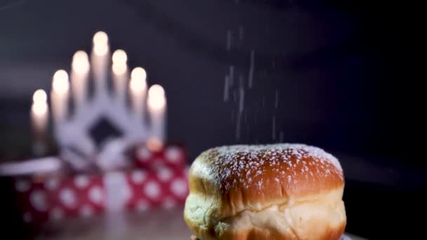 Ένα Γλυκό Ντόνατ Πασπαλισμένο Ζάχαρη Άχνη Για Την Εβραϊκή Γιορτή — Αρχείο Βίντεο
