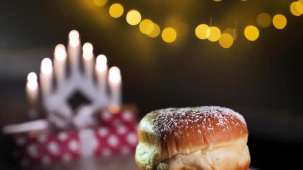 Een Zoete Donut Bestrooid Met Poedersuiker Voor Joodse Feestdag Van — Stockvideo