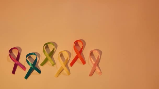 癌症标志着彩色丝带 在世界癌症宣传日上进行了微光特写 医学概念 最高视图 — 图库视频影像