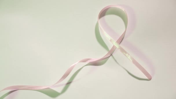在2月4日的世界癌症宣传日 乳腺癌标志着粉红缎带的白色背景特写 — 图库视频影像