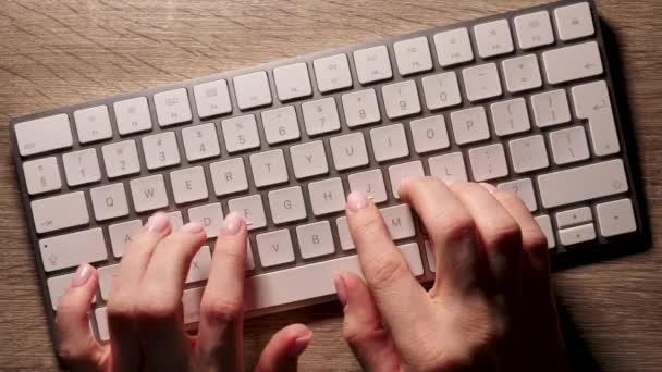Mãos Mulher Escrevendo Texto Uma Visão Superior Teclado Maçã Tempo — Vídeo de Stock