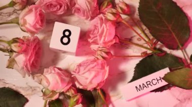 8 Mart 'ta Uluslararası Kadınlar Günü için pembe daire ve yakın plan güller. Tebrik konsepti. Zirve POV görünümü