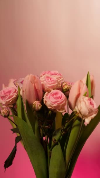 Piano Verticale Primo Piano Mazzo Rosa Estivo Fiori Tulipani Rose — Video Stock