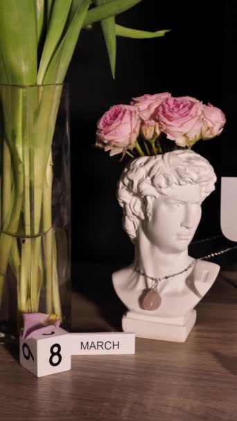 Розовые Цветы Тюльпаны Вазе Бюста Дэвида Рабочем Столе Независимой Женщины — стоковое видео