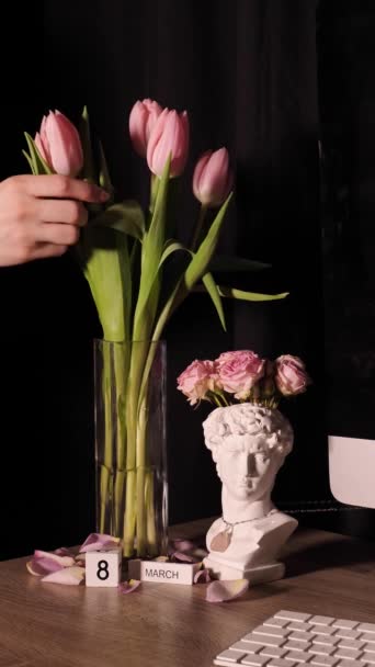 Różowe Kwiaty Tulipany Popiersiu Wazonu Dawida Pracującym Biurku Niezależnej Kobiecie — Wideo stockowe