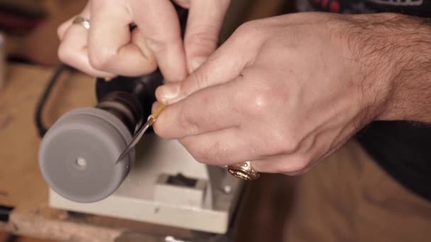 Miesten Kädet Työskentelevät Teroituskoneessa Teroittavat Veistä Sakset Hiomakivellä Lähikuva Tuotannosta — kuvapankkivideo