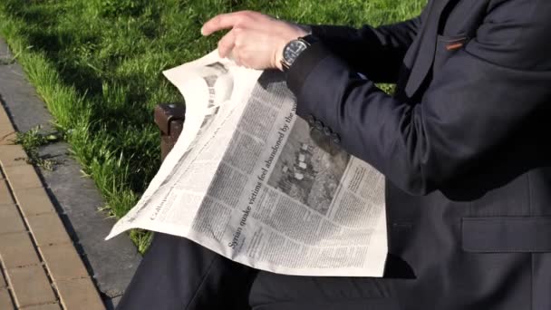 Ein Geschäftsmann Business Anzug Hält Draußen Einem Park Eine Zeitung — Stockvideo