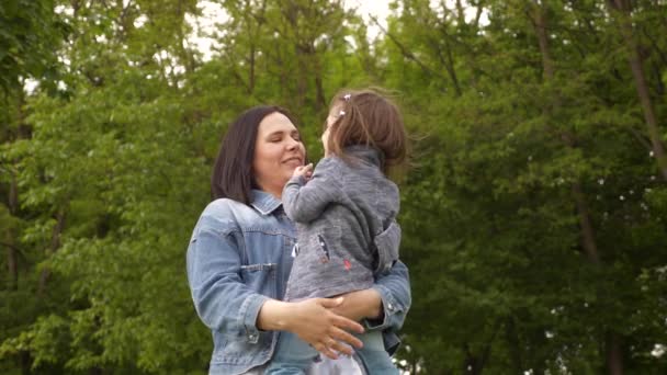 Щаслива Молода Мама Маленькою Донькою Бавляться Сміються Міжнародний День Матерів — стокове відео
