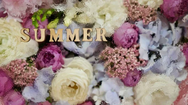 花背花序 夏季用水滴题词 木制信件 顶部视图 — 图库照片