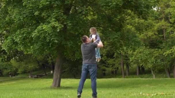 在国际家庭父亲节这天 快乐的年轻爸爸和小女儿在户外绿树成荫的公园里开心地欢笑着 — 图库视频影像