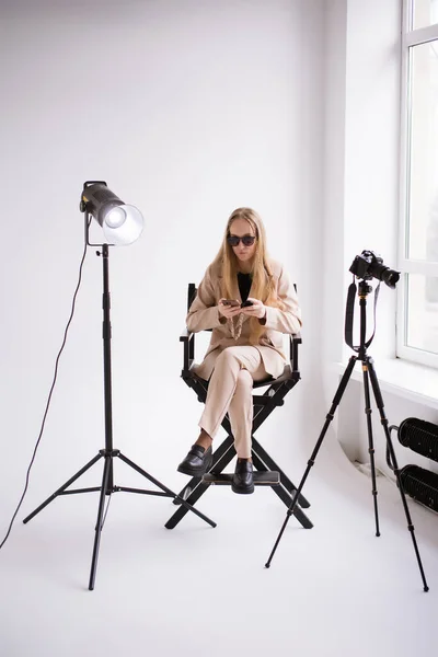 Eine Produzentin Eine Blonde Assistentin Mit Kamera Und Smartphone Die — Stockfoto