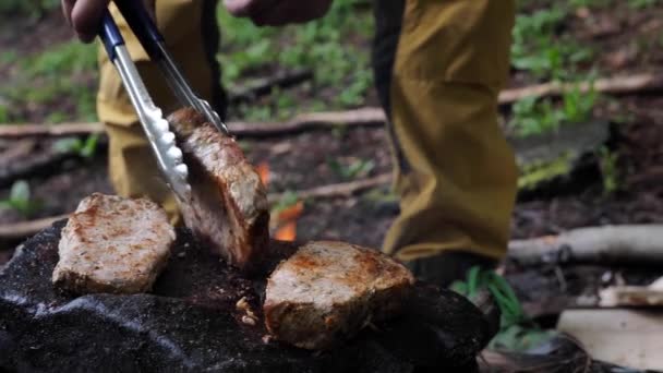 Muž Ruky Vaří Maso Připravuje Steaky Skále Lese Zblízka Oheň — Stock video
