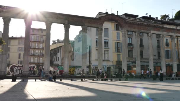圣洛伦佐柱廊 Colna San Lorenzo 是位于意大利北部米兰市中心圣洛伦佐大教堂前的一组古罗马遗址 — 图库视频影像