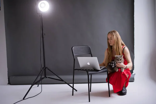 Μια Επιχειρηματίας Ελεύθερη Επαγγελματίας Blogger Κόκκινο Φόρεμα Δουλεύει Πληκτρολογώντας Ένα — Φωτογραφία Αρχείου