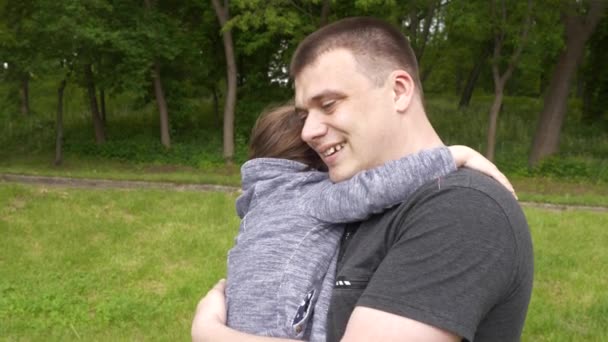 Ayah Dan Putri Kecil Yang Bahagia Menikmati Dan Tertawa Tersenyum — Stok Video