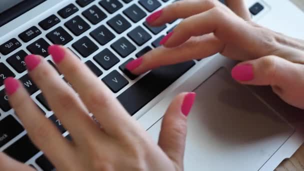 バービーのスタイルでピンクのマニキュアを閉じたラップトップのキーボードに入力する女性 女の子のための概念的な傾向2023 — ストック動画