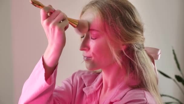 Φυσικό Ξανθιά Γυναίκα Κάνει Barbie Μακιγιάζ Ένα Πινέλο Ροζ Νέον — Αρχείο Βίντεο