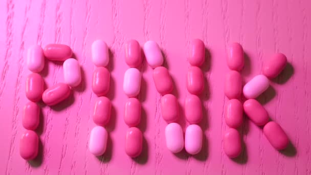 Napis Jest Słowo Różowy Cukierek Tic Tac Barbie Styl Zbliżenie — Wideo stockowe