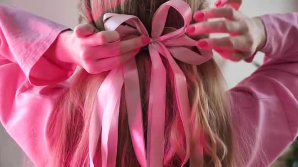 Fata Blondă Adolescentă Împletește Părul Stil Barbie Coafura Arc Roz — Videoclip de stoc