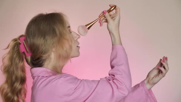 Mujer Rubia Natural Haciendo Maquillaje Barbie Con Cepillo Iluminación Neón — Vídeos de Stock
