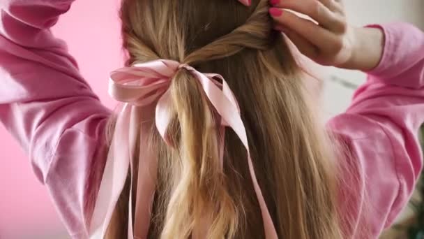 Blond Tienermeisje Vlecht Haar Barbie Stijl Roze Strik Kapsel Close — Stockvideo
