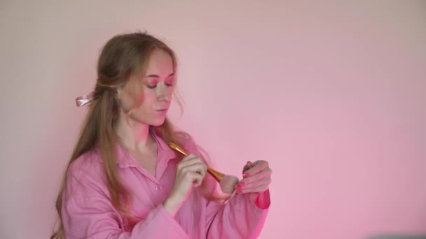 Doğal Sarışın Kadın Pembe Neon Işıklı Fırçayla Barbie Makyajı Yapıyor — Stok video