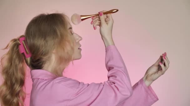 Natürliche Blonde Frau Beim Barbie Make Mit Einem Pinsel Rosa — Stockvideo