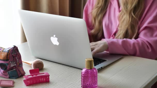 Szőke Rózsaszínben Aki Otthon Dolgozik Laptopnál Barbie Stílusú Szabadúszó Arc — Stock videók