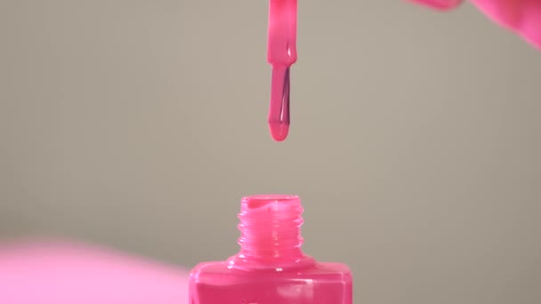 Růžový Lak Nehty Zblízka Šedém Pozadí Kapka Pomalu Padá Barbie — Stock video