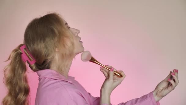 Femme Blonde Naturelle Qui Maquille Barbie Avec Pinceau Néon Rose — Video