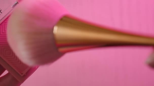 Maquillaje Estilo Barbie Rosa Cosméticos Artista Maquillaje Cepillo Cerca Preparación — Vídeo de stock