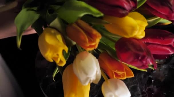Květinářství Vytváří Kytici Jarních Květin Barevné Tulipány Kapkami Vody Otočit — Stock video