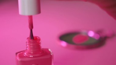 Pembe tırnak cilası yakın plan, fotokopi alanı. Düşüş yavaşça düşüyor. Bekarlığa veda partisi için Barbie konsepti