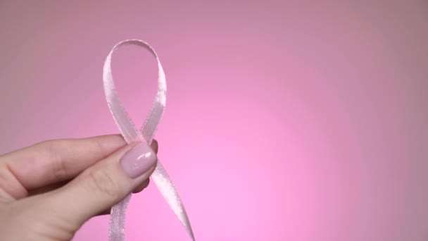 Rosa Symboliskt Band Händerna Symbol Världsbröstcancerdagen Närbild Isolerad Rosa Neon — Stockvideo
