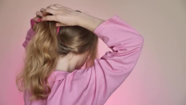 Dívka Žena Zpět Dělá Jednoduchý Denní Účes Růžovou Barbie Účes — Stock video