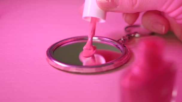 粉红指甲油在霓虹灯背景下的特写 复制空间 滴落得很慢 光棍派对的芭比娃娃概念风格 — 图库视频影像
