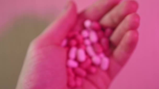 Słodycze Cukierki Dragee Pink Tic Tac Ręku Lato 2023 Trend — Wideo stockowe