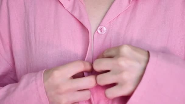 Kobieta Dziewczyna Nosi Różowy Letni Strój Lniany Brak Twarzy Zbliżenie — Wideo stockowe