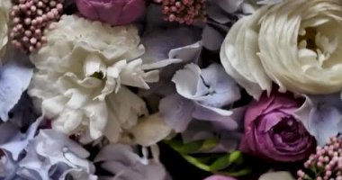 Arka plandaki bahar çiçekli çiçek aranjmanı kapanıyor. Anneler Günü 'nü, 8 Mart Uluslararası Kadınlar Günü' nü kutluyoruz. Çiçekler gardenya, gül, şakayık