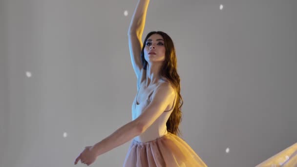 Ung Kvinna Ballerina Flicka Dans Försiktigt Flytta Sina Armar Och — Stockvideo