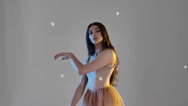 Młoda Kobieta Tańcząca Baletnica Delikatnie Poruszająca Rękami Palcami Białym Tle — Wideo stockowe