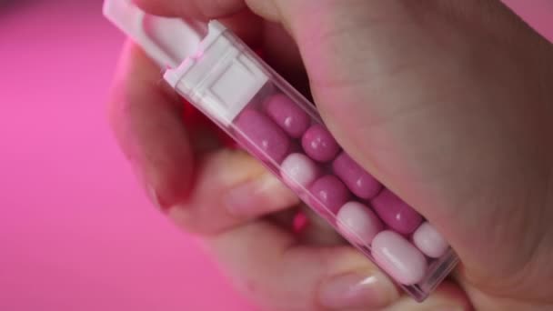 Γλυκά Καραμέλες Dragee Ροζ Tic Tac Στο Χέρι Καλοκαίρι 2023 — Αρχείο Βίντεο