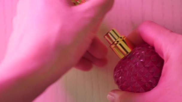 Różowy Styl Barbie Perfum Zbliżenie Kobiecej Dłoni Neonowym Drewnianym Tle — Wideo stockowe
