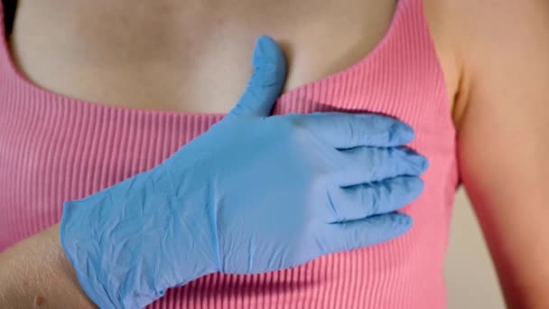 小さな胸を持つ女性 サイズAa 医師は乳がん セルフマッサージ クローズアップをチェックするためにチェックします あなた自身とあなた自身の健康を 哺乳類学者の世話をすること 女性パーツボディ — ストック動画