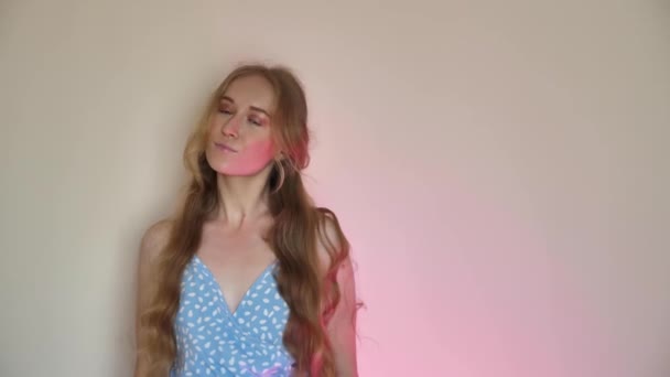 Vrouw Meisje Blond Met Lang Haar Blauwe Jurk Draagt Strohoed — Stockvideo