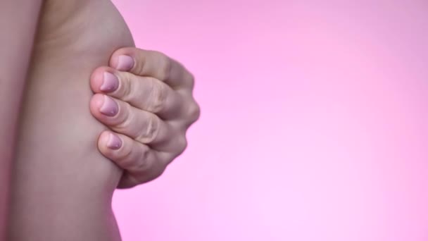 Kvinna Med Små Bröst Storlek Gör Bröst Självmassage Och Kontrollera — Stockvideo