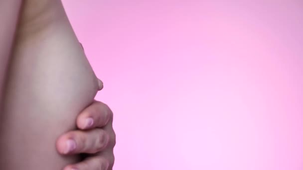 Žena Malými Ňadry Velikosti Dělá Masáž Prsou Kontroluje Rakovinu Prsu — Stock video