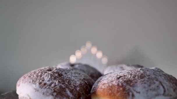 香甜的甜甜圈与糖粉庆祝快乐光明节 传统的犹太食物特写镜头 — 图库视频影像