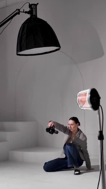 モデル写真スタジオでカメラで写真を撮る女性写真家 現代的な人気のある職業 バーティカル — ストック動画